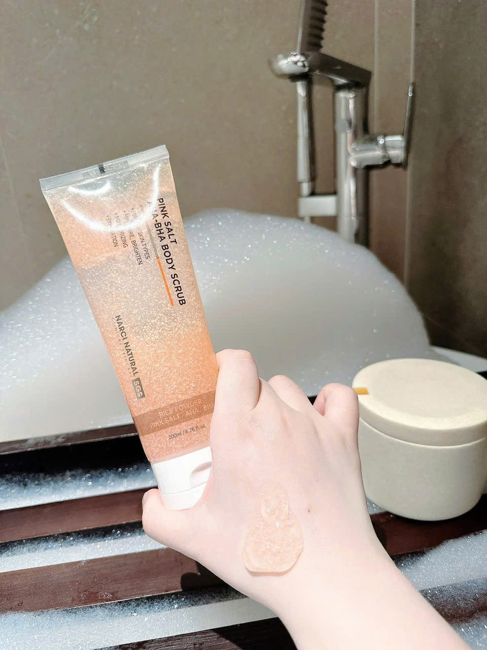 Sữa tắm tẩy tế bào chết toàn thân NARCI NATURAL PINK SALT AHA-BHA BODY SCRUB 200ML